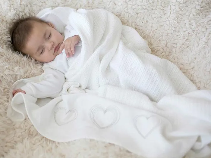Có nên đắp chăn cho trẻ sơ sinh? Khi nào bé có thể đắp chăn khi ngủ?